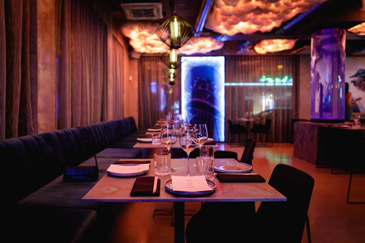 Izakaya lauad ja söögisaal Vana-Kalamajas